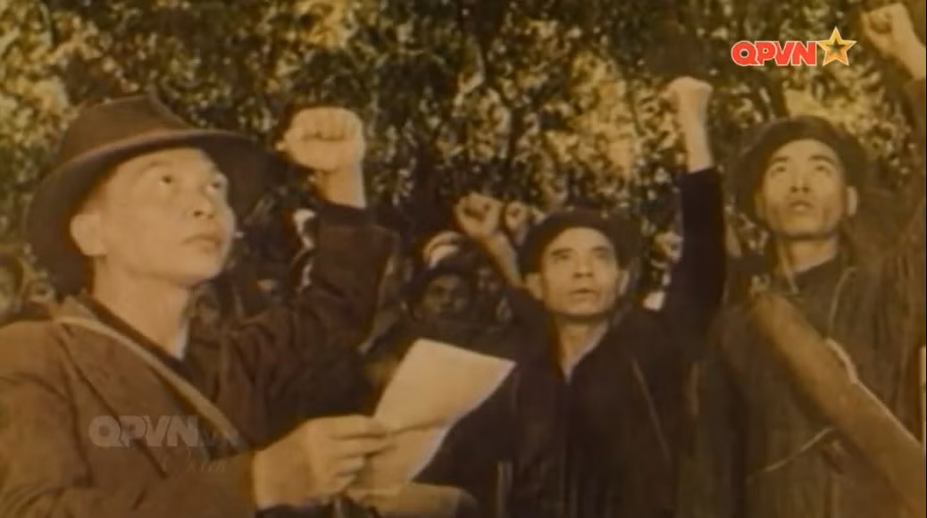 Vừa chiến đấu, vừa xây dựng lực lượng nên quân phục của Quân đội Nhân dân Việt Nam giai đoạn này phụ thuộc vào sự ủng hộ của người dân và chiến lợi phẩm ta thu được của địch. Nguồn ảnh: QPVN.