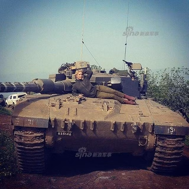 Những nữ quân nhân Israel này vẫn luôn có vẻ ngoài đầy nữ tính và sẵn sàng "tạo dáng" bất cứ lúc nào máy ảnh lia vào. Nguồn ảnh: Sina.