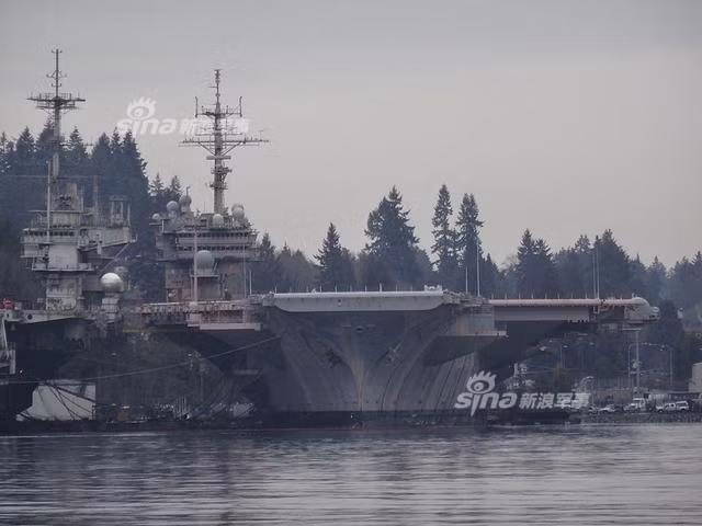 Được hạ thủy từ năm 1960 và ra khỏi biên chế Hải quân Mỹ từ năm 2009, tàu sân bay USS Kitty Hawk đã nằm cảng suốt tám năm nay và cuối cùng số phận của nó đã được "an bài". Nguồn ảnh: Sina.