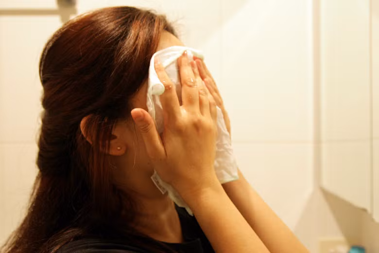 Kết thúc bước này, người Hàn thường dùng một chiếc khăn ấm đắp lên mặt trong khoảng 10 giây. Đây là bước quan trọng để làm máu lưu thông, giãn nở lỗ chân lông giúp việc rửa sạch mặt sau đó diễn ra càng hiệu quả. Hot cloth (khăn ấm) là một cách làm đẹp quen thuộc ở Hàn Quốc.