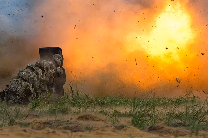 Binh sĩ Mỹ tham gia tập trận rà phá bom mìn tại thao trường Bemowo Piskie, Ba Lan.