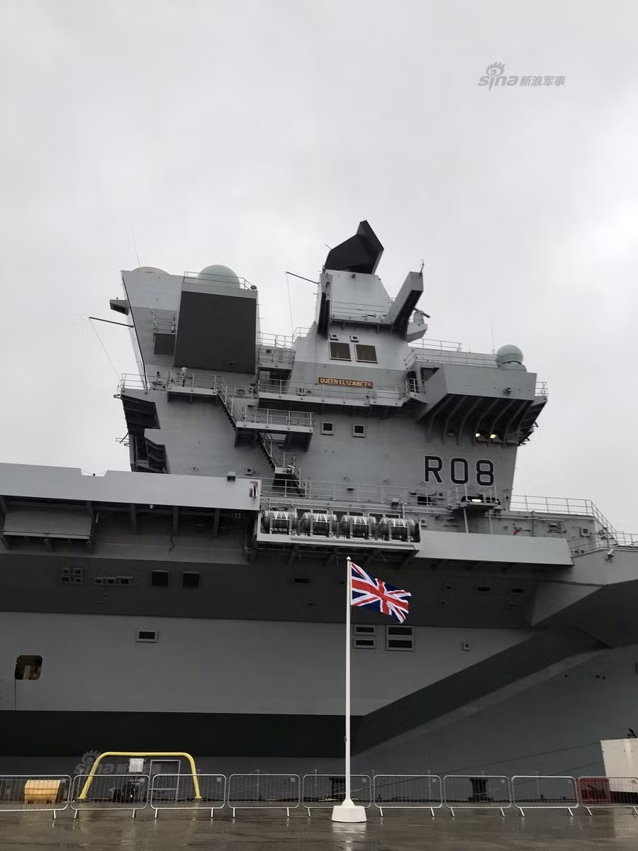 Hiện tại, lực lượng Phòng vệ Trên biển Nhật Bản chỉ sở hữu các tàu đổ bộ trực thăng mà nước này gọi là "tàu khu trục chở trực thăng". Trong tương lai, với việc được trang bị các loại máy bay F-35B với khả năng cất cánh trên đường băng ngắn, các tàu khu trục chở trực thăng của Nhật rất có thể sẽ có được khả năng hoạt động tương đương như các tàu sân bay cỡ nhỏ. Nguồn ảnh: Sina.