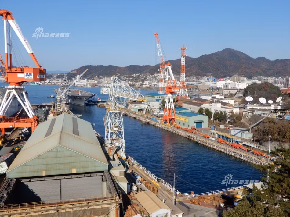 Bất chấp với những đồn đoán hiện tại JMSDF vẫn quyết định đưa JS Kaga vào hoạt động trở lại sau thời gian bảo dưỡng. Và dựa trên những hình ảnh mới nhất của JS Kaga có thể thấy con tàu này có vẻ ổn, khi ít nhất nó có thể tự di chuyển ra khỏi dock sửa chữa. Nguồn ảnh: Sina.
