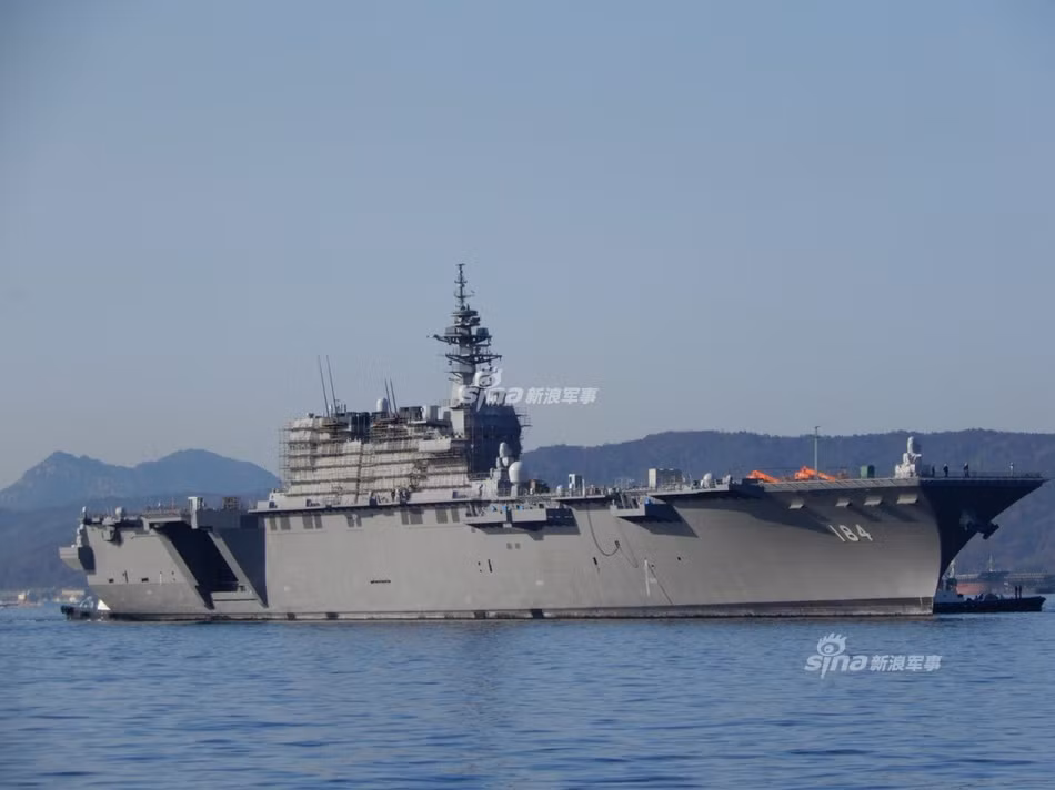 Mặc dù, JMSDF tuyên bố JS Kaga quay lại cảng để bảo dưỡng định kỳ nhưng việc ở lại Kure quá lâu của con tàu này khiến giới phân tích hoài nghi về tình trạng của nó. Thậm chí họ còn có hai giải thuyết khiến Kaga phải quay lại cảng sửa chữa lâu như vậy. Nguồn ảnh: Sina.