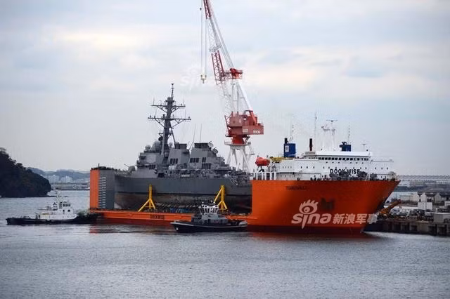 USS Fitzgerald được đưa lên cảng cạn tại cảng Yokosuma, Nhật Bản. Khu trục hạm Mỹ bị đâm thủng này đã neo đậu tại cảng này trong suốt hơn 5 tháng qua để phục vụ cho việc điều tra và thống kê thiệt hại sau vụ tai nạn. Nguồn ảnh: Sina.