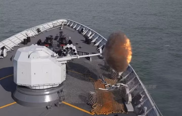 Hải pháo H/PJ38 có tầm bắn tối đa khoảng 20 km đối với các mục tiêu mặt đất hay trên biển với tốc độ bắn khoảng 200 phát/phút. Trên thực tế, khẩu pháo này có thể bắn với tốc độ khoảng 50 tới 60 viên mỗi phút tuy nhiên độ chính xác sẽ giảm xuống. Nguồn ảnh: Sina.