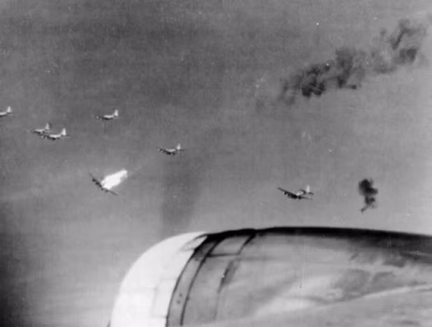 Một chiếc B-17 bị trúng đạn pháo phòng không và bốc cháy trước khi rơi xuống đất. Trong quá khứ, việc nhảy dù khỏi máy bay ném bom là rất khó khăn do phi công phải tự... bò ra cửa thoát hiểm chứ không có hệ thống ghế phóng hiện đại như ngày nay. Nguồn ảnh: Warhistory.