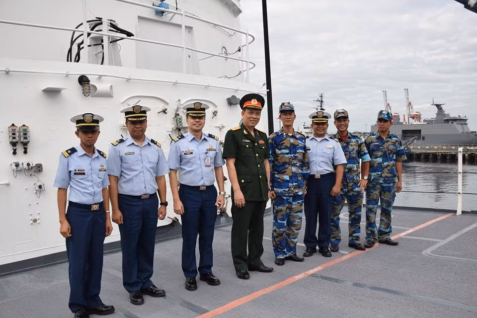 Chụp ảnh lưu niệm 2 đoàn cán bộ CSB Việt Nam - Philippines. Nguồn ảnh: Baybayin.