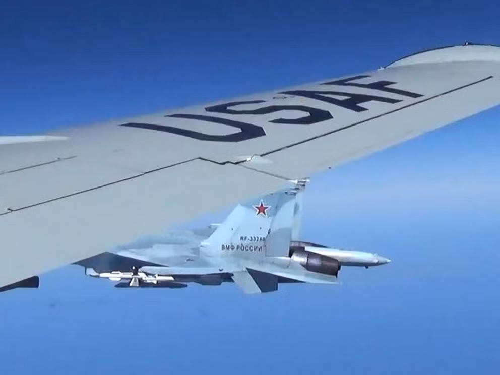 Theo đó, phía Mỹ và truyền thông phương Tây liên tục phát sốt khi các máy bay Nga áp sát tàu chiến hoặc máy bay quân sự Mỹ khi chúng đang thực hiện nhiệm vụ ngoài không phận quốc tế, thậm chí trong nhiều lần giáp mặt, phi cơ Nga còn mang đầy đủ... tên lửa đối không. Nguồn ảnh: ABC.