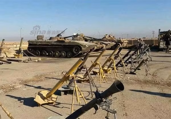 Nguồn gốc vũ khí phiến quân IS được cho là xuất phát từ chính các doanh trại Quân đội Syria, Iraq bị cướp phá trong thời gian nội chiến và một phần từ "chợ đen". Nguồn ảnh: Sina.