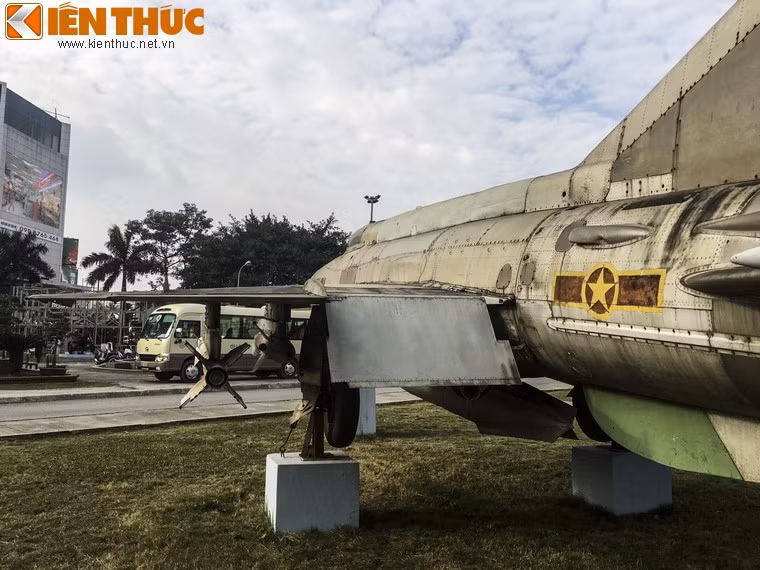 Chiến thuật hay được các phi công MiG cùng với lực lượng tên lửa dưới mặt đất của ta sử dụng nhiều nhất đó là phóng tên lửa giả. Khi các dàn tên lửa phía dưới mặt đất gửi tính hiệu phóng tên lửa giả lên trời, phi công Mỹ sẽ lập tức cơ động, đổi lộ trình để né tránh, khi này đội hình địch sẽ dãn ra, tạo khoảng trống cho MiG của ta "len" vào tiếp cận B-52.