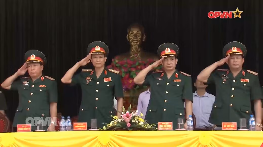 Ngày 22/12/2009, bộ quân phục K-08 chính thức được mặc thống nhất với mọi cấp sĩ quan trong toàn quân. Bộ quân phục sĩ quan mới không những đáp ứng được nhu cầu sử dụng của sĩ quan trong nước mà còn rất phù hợp khi xuất hiện trên trường quốc tế. Nguồn ảnh: QPVN.