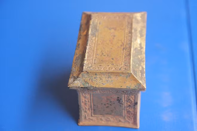 Phần thân hộp hình chữ nhật, ở các mép cạnh được gò với kỹ thuật cao. Xung quanh thân hộp trang trí bằng dải băng hoa văn hoa sen cách điệu. Theo Phật giáo, Xá lị để chỉ một phần tinh cốt còn lại của Đức Phật sau khi thiêu xong lưu truyền cho hậu thế.