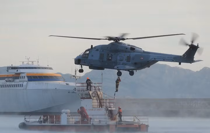 Trong vận tải, phiên bản NH90 TTH (trực thăng vận chuyển đa năng) được trang bị một ray nối phía sau chuyên chở được một xe chiến thuật nhẹ. Ảnh: Airbus.