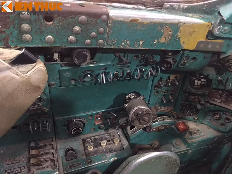 Cần điều khiển tốc độ hay nói nôm na là "tay ga" được đặt bên trái. Một yêu cầu khác đối với phi công chiến đấu đó là họ bắt buộc phải thuận tay phải để phù hợp với thiết kế của khoang lái máy bay,