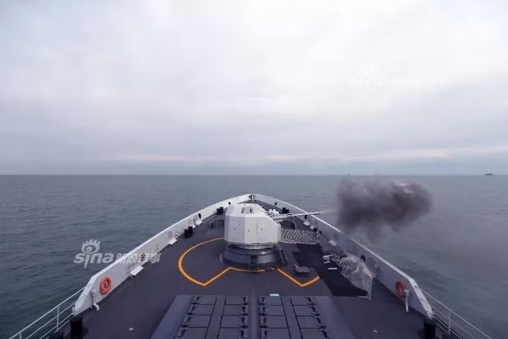 Điểm nâng cấp của khẩu hải pháo Trung Quốc so với hải pháo Liên Xô đó là H/PJ38 có khả năng bắn hai loại đạn riêng biệt đó là đạn có vỏ đạn và đạn không có vỏ đạn. Nguồn ảnh: Sina.