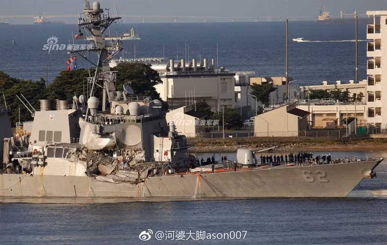 Cận cảnh tàu USS Fitzgerald của Mỹ sau vụ tai nạn với hư hại nặng ở mạn phải của tàu. Nguồn ảnh: Sina.
