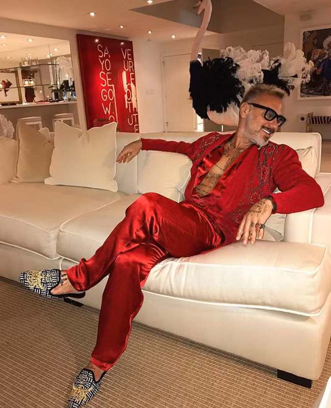 Những bộ trang phục rực rỡ của Vacchi cũng được thay đổi theo địa điểm hoặc tâm trạng của ông lúc đó "Tôi không có một phong cách nào hết, tất cả đều phụ thuộc vào tâm trạng của tôi vào ngày hôm đó". Vicchi trong bộ "bộ vest màu đỏ" tại căn cứ địa của ông ở Milan.