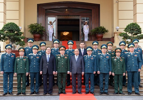 Thủ tướng Nguyễn Xuân Phúc, Bộ trưởng Bộ Quốc phòng Ngô Xuân Lịch, Bí thư Thành ủy Hà Nội Hoàng Trung Hải, Phó chủ nhiệm Tổng cục Chính trị Lê Hiền Vân, chụp ảnh lưu niệm cùng lãnh đạo Quân chủng PK-KQ. Ảnh: Hoàng Hà Thủ tướng Nguyễn Xuân Phúc, Bộ trưởng Bộ Quốc phòng Ngô Xuân Lịch, Bí thư Thành ủy Hà Nội Hoàng Trung Hải, Phó chủ nhiệm Tổng cục Chính trị Lê Hiền Vân, chụp ảnh lưu niệm cùng lãnh đạo Quân chủng PK-KQ. Ảnh: Hoàng Hà