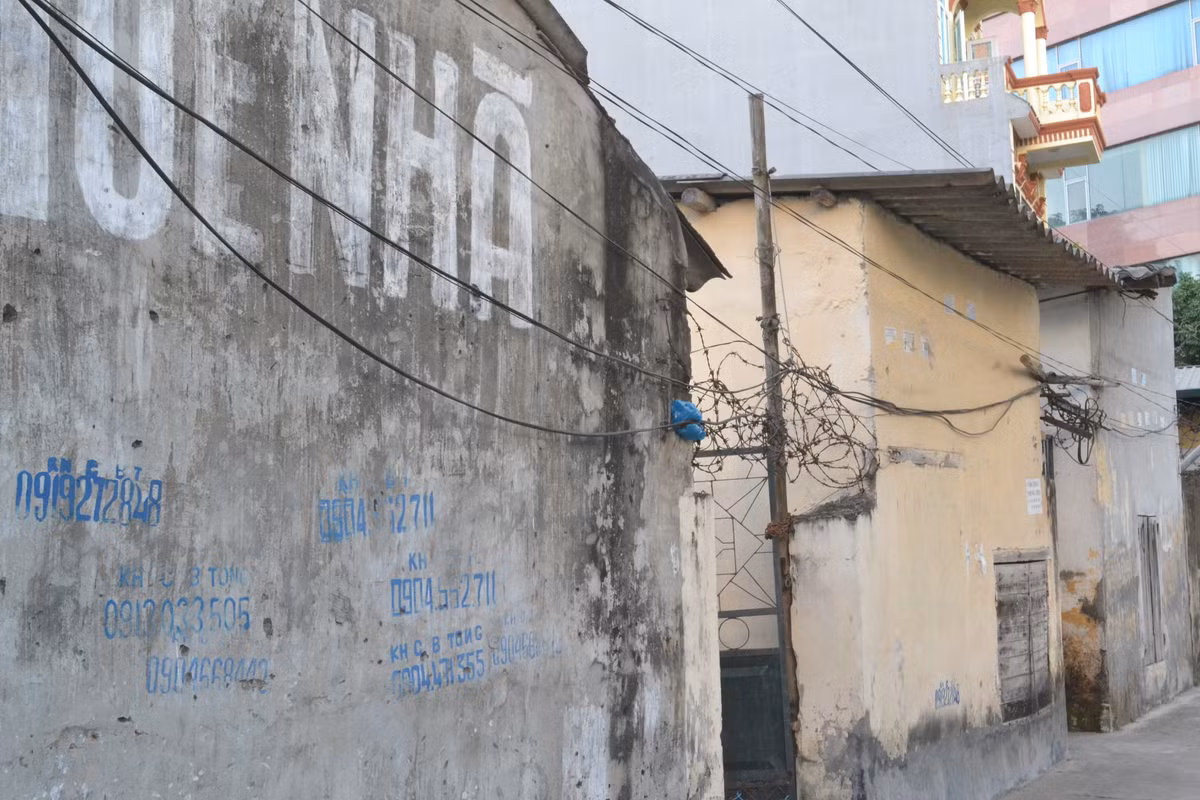 Nhiều dãy nhà cấp 4 xuống cấp nghiêm trọng.