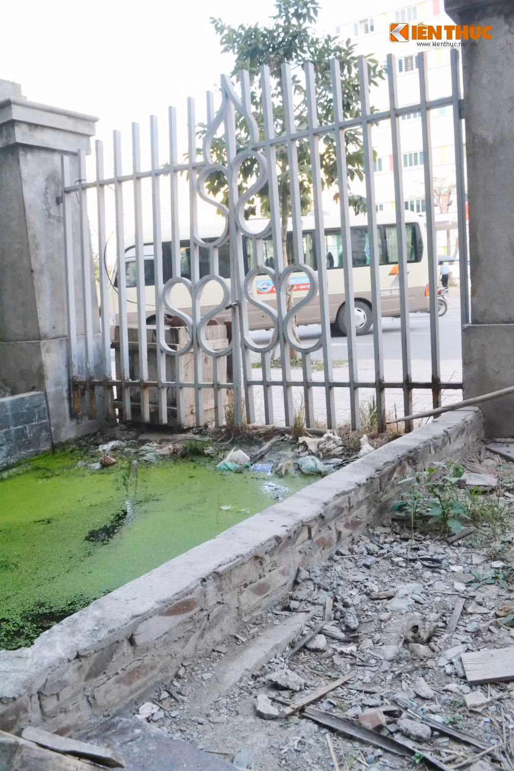 Cổng sắt ra vào biệt thự nghiêng ngả do hỏng bản lề.