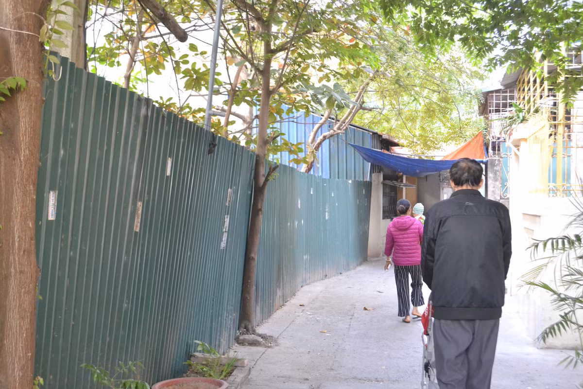 Con ngõ nhỏ từ đầu đường Phạm Văn Đồng dẫn vào cụm dân cư Hoàng 8 - khu vực của Dự án Khu đô thị mới Cổ Nhuế được quây tôn gần như kín mít hai bên đường.