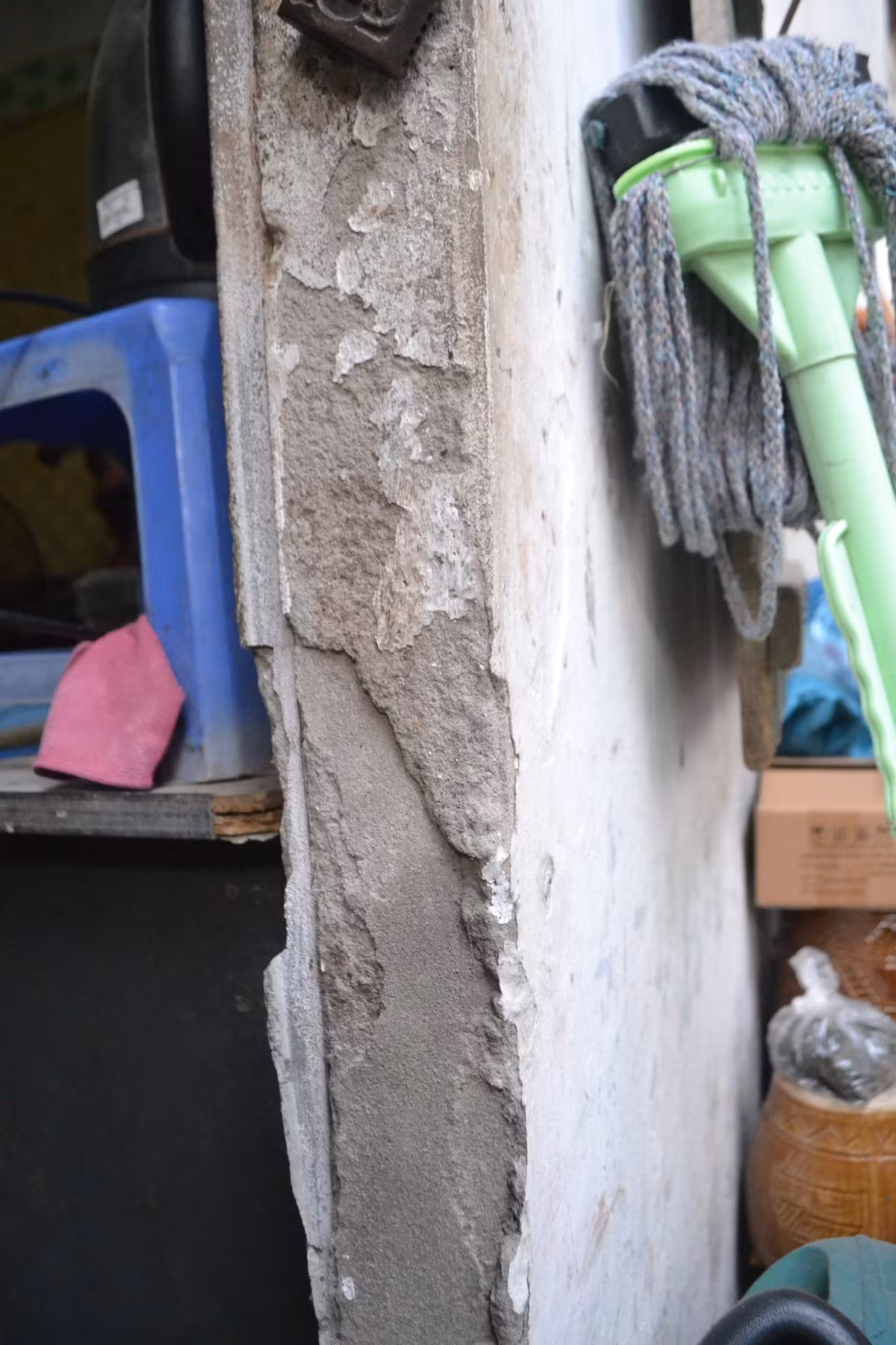 Nhà cửa xuống cấp nghiêm trọng....