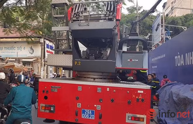 Về nguyên nhân vụ cháy, một số người dân sinh sống tại khu tập thể cho biết, tại căn hộ nơi xảy ra cháy, chiều cùng ngày có một số người thợ sửa chữa hàn cắt.