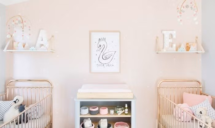 Hay biến căn phòng của bé đẹp dịu dàng chỉ với một vài điểm nhấn cơ bản từ họa tiết chấm bi trên tường cùng tông với chăn trải giường là đủ để không gian trở nên đẹp ấn tượng - Ảnh nguồn: Emdep