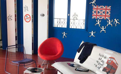 Bức tường màu xanh được trang trí với những "sticker" người leo trèo vui nhộn. Sát tường là những chiếc kệ đựng vật dụng được thiết kế cách điệu và trang trí bằng hình dán - Ảnh nguồn: phununet.com