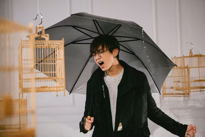 Quang cao thuong hieu lo lieu trong MV Phia sau mot co gai