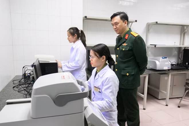 Đáng chú ý, Thượng tá Hồ Anh Sơn có dấu hiệu mua bán vật tư tiêu hao giá trị lớn, không rõ nguồn gốc, lợi dụng chức vụ, quyền hạn để trục lợi; có dấu hiệu nhận hối lộ tiền % ngoài hợp đồng từ các hợp đồng của Học viện Quân y mua vật tư, kít xét nghiệm của Việt Á để phòng chống dịch.