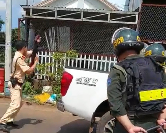  Bắt giữ tên côn đồ biệt danh “Cọp”. Tháng 11/2021, Công an tỉnh Đồng Nai chỉ đạo Công an TP Long Khánh phối hợp lực lượng cảnh sát cơ động khống chế, bắt giữ đối tượng Đinh Ngọc Lê Hoàng Anh (biệt danh “Cọp”, 35 tuổi, ngụ xã Xuân Bắc, H.Xuân Lộc) là nghi can trong vụ cướp tài sản, dùng súng khống chế và cố thủ trong nhà một người dân tại xã Bảo Quang (TP.Long Khánh). Nhờ sự mưu trí, dũng cảm của lực lượng công an nên đối tượng trên chưa gây thiệt hại về người.