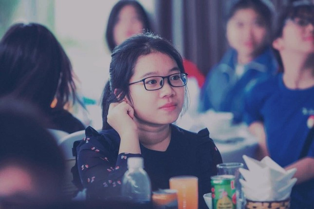  Thủ khoa khối D toàn quốc từng đoạt huy chương Vàng Toán quốc tế. Triệu Phương Anh, nữ sinh lớp Chuyên Anh 1 trường THPT chuyên Trần Phú, Hải Phòng đạt tổng điểm 28,7; trong đó số điểm các môn Toán, Văn, Anh lần lượt là 9,2; 9,5 và 10, trở thành một trong hai thủ khoa khối D toàn quốc trong kỳ thi tốt nghiệp THPT Quốc gia năm 2022. Triệu Phương Anh còn là cái tên "Anh - Toán song toàn" khi từng là thành viên đội tuyển Toán của trường THCS Trần Phú và tham gia các cuộc thi Toán quốc tế lớn nhỏ. (Nguồn: Hoa Học trò)