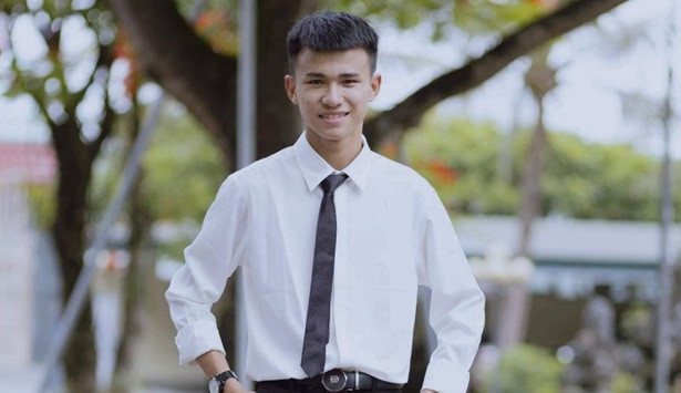  Học sinh trường làng thủ khoa khối A00 của Hà Tĩnh. Nam sinh Nguyễn Anh Quân - học sinh Lớp 12A1 - Trường THPT Nguyễn Huệ, huyện Kỳ Anh (Hà Tĩnh) đạt 29,2 điểm (Toán 9,2, Vật lý 10, Hóa 10) trở thành thí sinh của Hà Tĩnh đạt điểm thi cao nhất khối A00 Kỳ thi THPT quốc gia năm 2022. Thầy Võ Văn Quốc - giáo viên chủ nhiệm lớp 12A1 - Trường THPT Nguyễn Huệ cho biết: “Anh Quân là một học sinh xuất sắc, thành tích học tập của em luôn đứng top đầu của lớp, của trường. Quân rất tự lập, ý thức cao trong cuộc sống, hòa đồng với bạn bè và tích cực tham gia các hoạt động phong trào”. (Nguồn: Báo Hà Tĩnh)