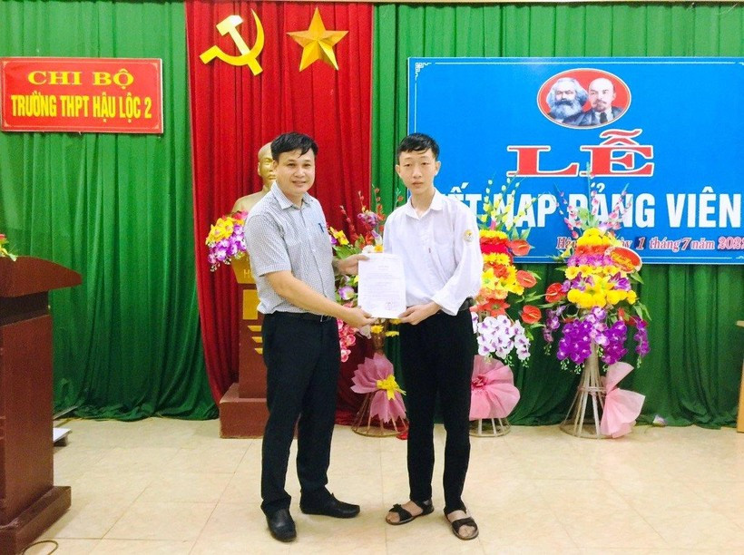  Thủ khoa khối A của Thanh Hóa là Đảng viên trẻ. Với tổng điểm 3 môn khối A đạt 29,3 điểm, em Nguyễn Đức Thắng, học sinh lớp 12A1, Trường THPT Hậu Lộc 2 (Hậu lộc, Thanh Hóa) đã xuất sắc trở thành thủ khoa khối A của Thanh Hóa. Đáng chú ý, trước khi đạt thủ khoa, em Thắng cũng vừa được nhà trường kết nạp Đảng hồi tháng 7. Thầy Mai Tiến Dũng – giáo viên chủ nhiệm lớp 12A1 cho biết, khi biết tin, thầy cũng không quá bất ngờ, vì sau khi thi xong, thầy và Thắng đã tính toán lại điểm số và gần như dự đoán, Thắng sẽ trở thành thủ khoa của tỉnh. (Nguồn: Giáo dục và Thời đại).