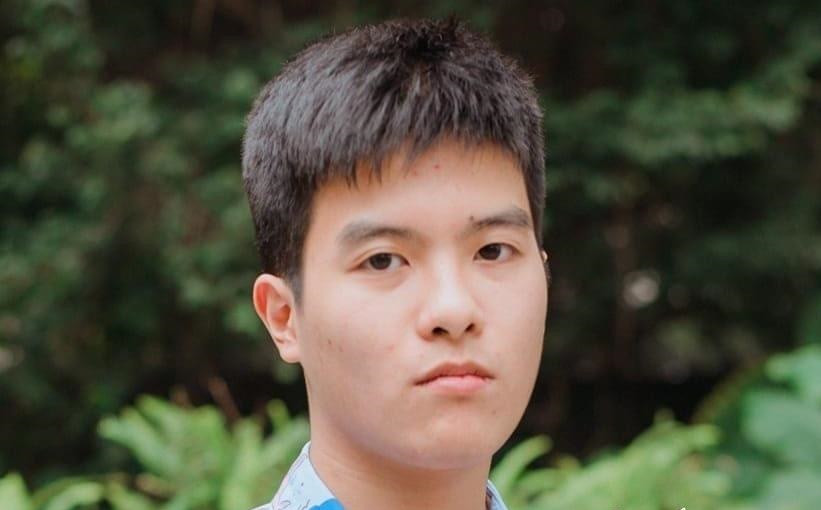  Nam sinh Hà Nội thủ khoa khối A1 có 8.5 IELTS, điểm ACT ấn tượng. Với tổng số điểm 29,8, Lò Hải Long (dân tộc Thái, học sinh lớp 12A1, Trường THPT Chuyên Ngoại ngữ) trở thành thí sinh có tổng điểm 3 môn xét tuyển khối A1 cao nhất cả nước trong kỳ thi tốt nghiệp THPT 2022. Lò Hải Long đạt 10 điểm hai môn Toán, Lý và 9,8 điểm môn Tiếng Anh. Tháng 1/2022, Long đã đạt 8.5 IELTS ngay trong lần thi đầu tiên với hai kỹ năng Listening, Reading đạt điểm tuyệt đối 9.0 và hai kỹ năng Writing, Speaking đạt 7.5. Ngoài ra, em còn thi chứng chỉ ACT (American College Testing) và đạt số điểm gần tuyệt đối là 35/36. (nguồn: Vietnamnet)