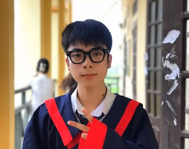  Thủ khoa kỳ thi tốt nghiệp THPT 2022 chưa từng đi học thêm. Phạm Văn Linh, học sinh Trường THPT Yên Khánh A, Ninh Bình trở thành thủ khoa Kỳ thi Tốt nghiệp THPT năm 2022 với 56,85 điểm. Linh đạt trên 9 điểm ở tất cả các môn dự thi: Toán 9,2 điểm; Ngữ văn 9,25 điểm; Lịch sử 10 điểm, Địa lý 9,25 điểm; Giáo dục công dân 9,75 điểm và Ngoại ngữ 9,4 điểm. Đáng chú ý, Linh cho biết từ nhỏ em chưa từng đi học thêm bên ngoài trường. Trong kỳ thi tốt nghiệp, em cũng chỉ học ở trường. (nguồn: Vietnam+) 