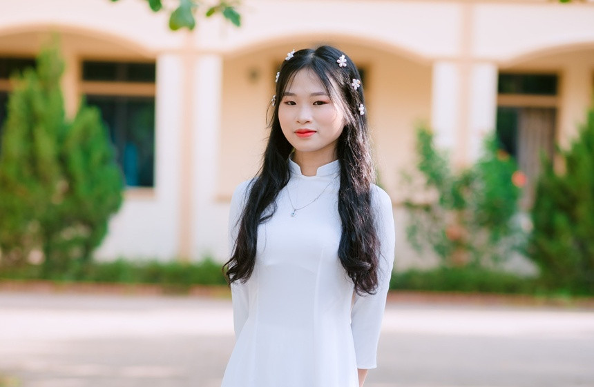  Nữ sinh á khoa khối C toàn quốc được tuyển thẳng 3 trường đại học. Phạm Thị Trà Mi, học sinh lớp chuyên Địa, trường THPT chuyên Phan Bội Châu (Nghệ An), là á khoa toàn quốc khối C với 29,5 điểm. Nữ sinh đạt hai điểm 10 môn Lịch sử, Địa lý và 9,5 điểm môn Ngữ văn. Đây cũng là nữ sinh gây ấn tượng khi chưa biết điểm, Trà Mi nhận được tin trúng tuyển thẳng vào khoa Ngôn ngữ và Văn hóa Trung Quốc, ĐH Ngoại ngữ (ĐH Quốc gia Hà Nội). Ngoài ra, em được tuyển thẳng vào 2 trường tốp đầu khác tại Hà Nội là Học viện Ngoại giao và ĐH Hà Nội. (nguồn: ZingNews).