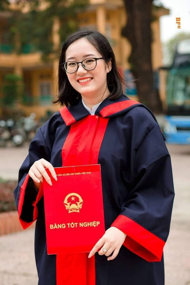  Thủ khoa khối C tỉnh Phú Thọ từng theo đuổi khối D. Đặng Thu Uyên là học sinh lớp 12A8 trường THPT Đoan Hùng (tỉnh Phú Thọ). Tổng điểm khối C mà Thu Uyên đạt được trong kỳ thi tốt nghiệp THPT Quốc gia năm 2022 là 29,25 điểm, trong đó Ngữ văn: 9,5; Lịch sử: 10; Địa lý: 9,75, đây là điểm số cao nhất toàn tỉnh. Uyên chia sẻ ban đầu luôn theo đuổi khối D, chỉ mới chuyển qua khối C từ giữa học kỳ I năm lớp 12.