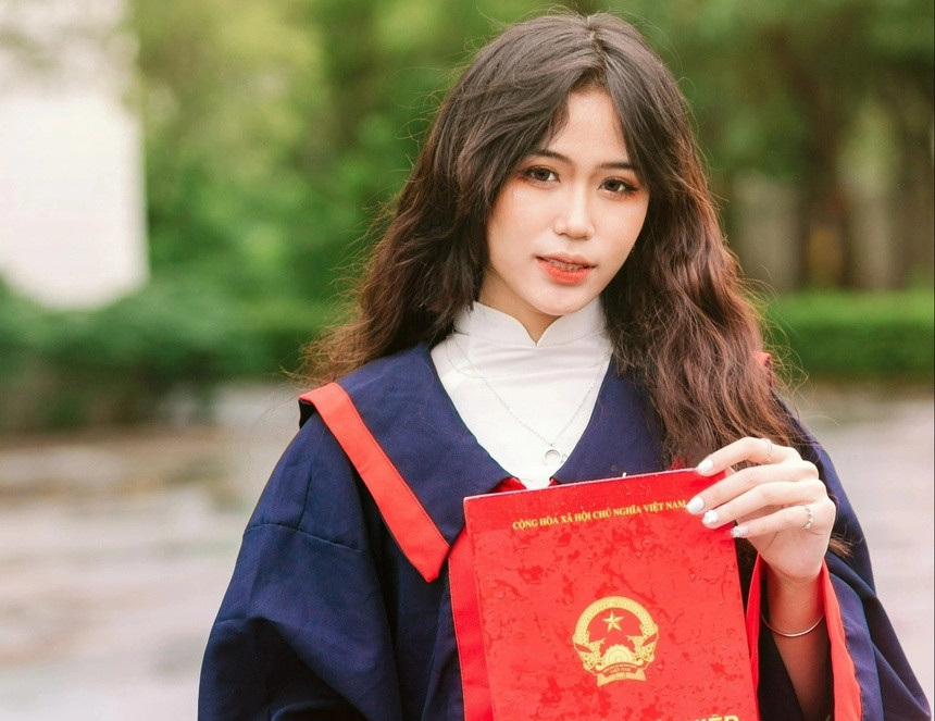  Thủ khoa khối C00 mất 15 phút để đạt điểm 10 môn Lịch sử và Địa lý. Nguyễn Hương Giang (học sinh lớp 12 chuyên Sử,THPT chuyên Bắc Ninh) là thủ khoa khối C00 của cả nước năm 2022. Ở tổ hợp C00, Giang đạt điểm số các môn thi thành phần là 9,75 Ngữ văn, 10 Địa lý và 10 Lịch sử. Đáng chú ý, theo Giang chia sẻ, hai môn học Lịch sử và Địa lý là thế mạnh và em chỉ mất 15 phút để hoàn thành 2 môn thi này. (nguồn: ZingNews).