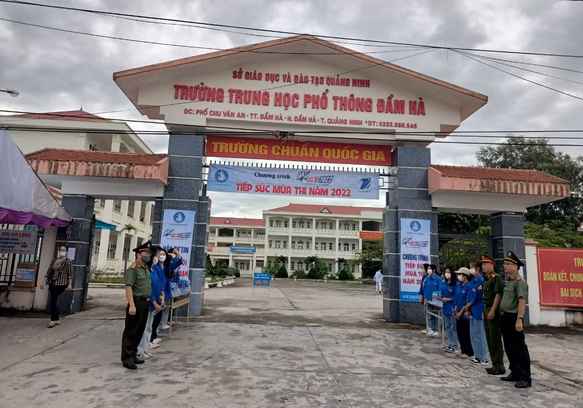 Quang Ninh: Thi sinh mang iPhone XS Max de gian lan thi THPT Quoc gia 2022