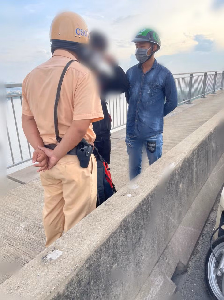 CSGT cuu kip thoi thanh nien dinh nhay cau Phu My-Hinh-2