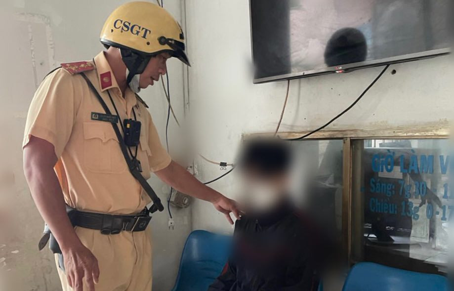 CSGT cuu kip thoi thanh nien dinh nhay cau Phu My