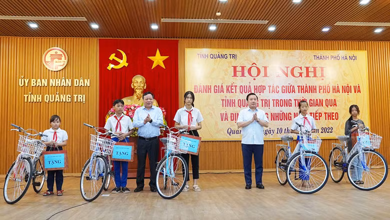 Ha Noi va Quang Tri day manh hop tac tren tat ca cac linh vuc-Hinh-6