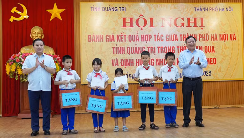 Ha Noi va Quang Tri day manh hop tac tren tat ca cac linh vuc-Hinh-5