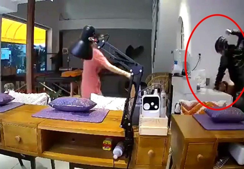  Triệu tập nam thanh niên đánh cô gái trong tiệm spa ở Đà Nẵng. Công an phường Bình Thuận (quận Hải Châu, TP Đà Nẵng) vừa triệu tập T.V.Kh. (27 tuổi, trú tại phường Khuê Mỹ, quận Ngũ Hành Sơn). Kh. thừa nhận đánh cô gái trong tiệm spa ở quận Hải Châu. Khoảng 9h ngày 1/7, Kh. bịt khẩu trang xông vào tiệm spa. Thấy cô gái đang ngồi ở bàn, người này đấm tới tấp vào đầu, mặt nạn nhân. 