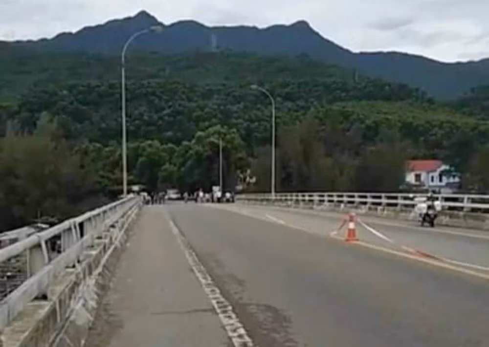  Nổ súng vì mâu thuẫn lúc đi tắm suối, 5 người thương vong. Ngày 3/7, Công an tỉnh Thừa Thiên Huế đang điều tra vụ hỗn chiến xảy ra vào đêm 2/7 tại tổ dân phố Hải Vân (thị trấn Lăng Cô, huyện Phú Lộc, Thừa Thiên Huế) khiến 1 người chết, 4 người bị thương. Nạn nhân tử vong là T.T.Kh và 4 người khác bị thương đang được cấp cứu. 