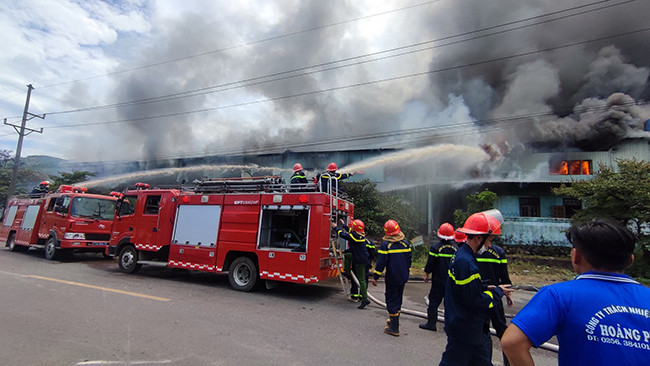 Cháy lớn ở khu công nghiệp tại Bình Định. Đến 14h30 ngày 3/7, lực lượng chức năng đã cơ bản khống chế được đám cháy tại Công ty TNHH Hoàng Phát (Khu công nghiệp Phú Tài, Bình Định). Vụ cháy xảy ra khoảng hơn 9h sang cùng ngày, cảnh sát đã huy động hàng chục xe chữa cháy và cán bộ, chiến sĩ tiếp cận hiện trường để khống chế, dập lửa. Do thời tiết hanh khô cùng nhiều nguyên liệu gỗ, ngọn lửa bốc cháy dữ dội, lan rộng. Vụ cháy đã làm sập, hỏng 1 nhà xưởng, văn phòng làm việc và nhiều tài sản khác.