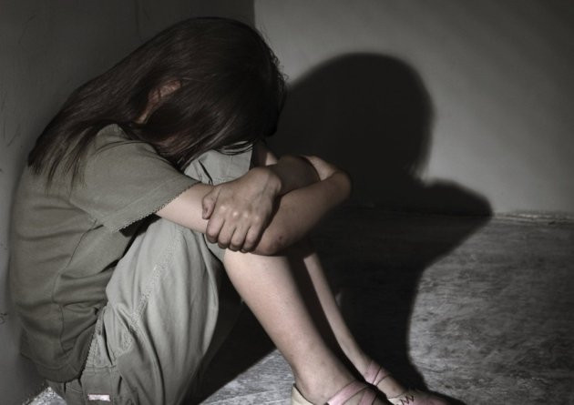  Bị bắt do giao cấu với người dưới 16 tuổi. Ngày 3/7, Công an huyện Chư Sê (Gia Lai) đã khởi tố bị can và bắt tạm giam Đào Đình Dương (28 tuổi, trú thôn Tốt Biơch, thị trấn Chư Sê) điều tra về hành vi giao cấu với người từ đủ 13 tuổi đến dưới 16 tuổi theo. Nạn nhân là em N.N.H. (15 tuổi 8 tháng, ở thôn Hồ Nước, thị trấn Chư Sê). Chiều 18/6, Dương đưa H xuống thác Phú Cường (xã Ia Pal) chơi và thực hiện hành vi giao cấu.